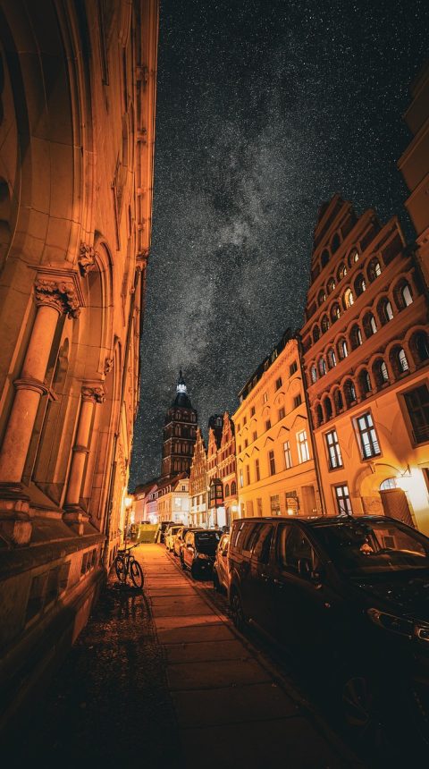 查ip App 主界面在暗色背景上的手机竖屏截图，中央显示一枚 IP 地址与归属地结果卡片