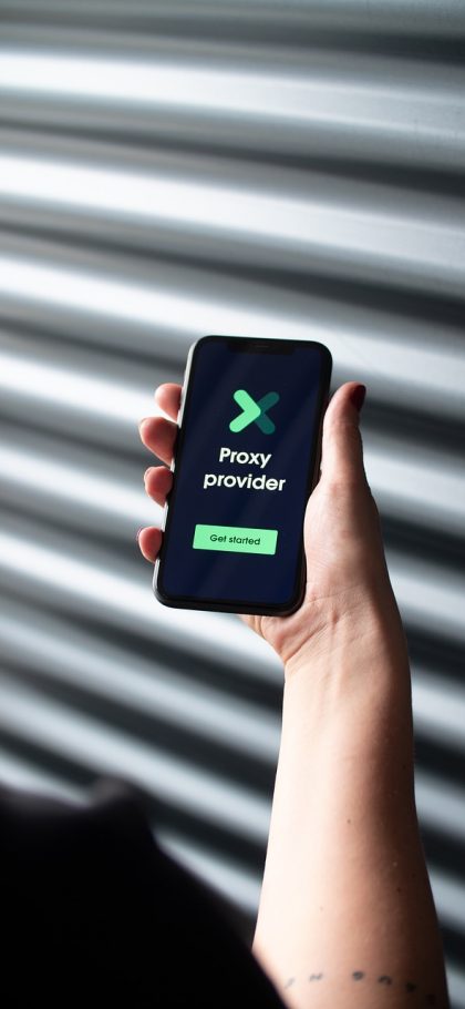 查ip App 设置页截图，权限开关与缓存清理入口排列在简洁的深色列表中